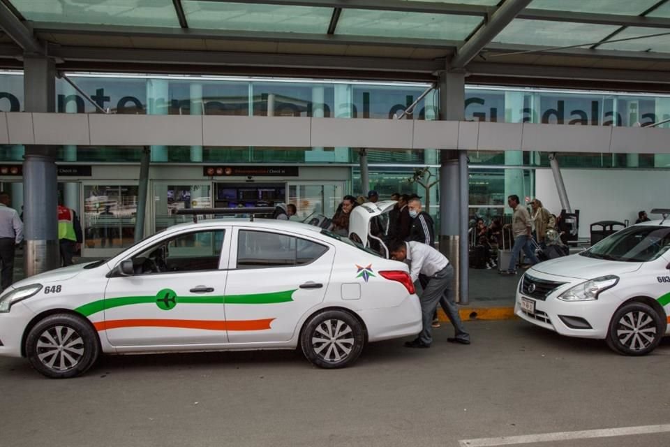 Usuarios de taxis oficiales del Aeropuerto de Guadalajara, así como transporte de plataforma, aquejan precios altos de las unidades.
