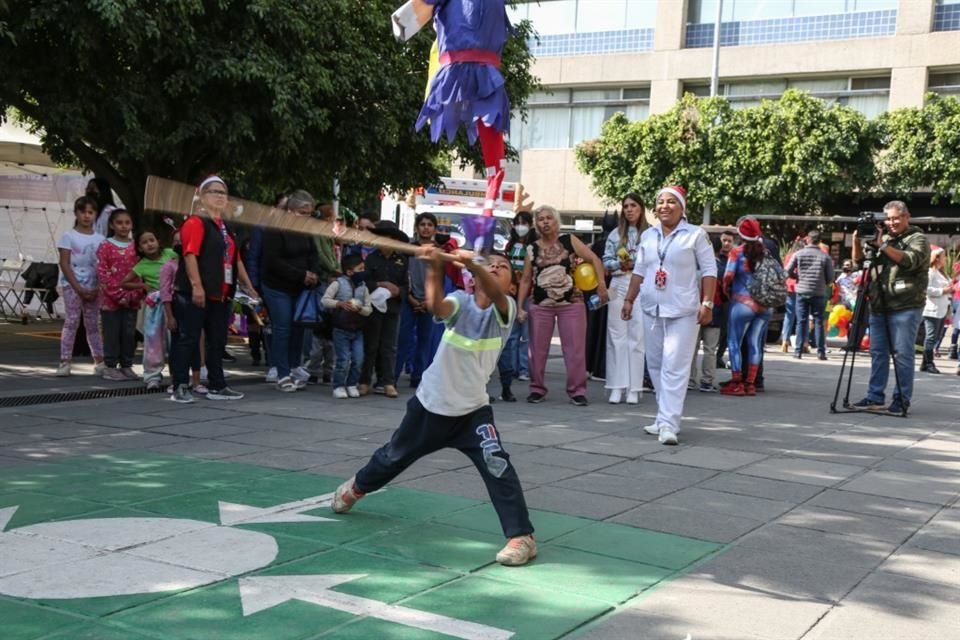 En el festejo hubo cinco piñatas, más de 100 pelotas, 200 juguetes, bolos, entre otras cosas