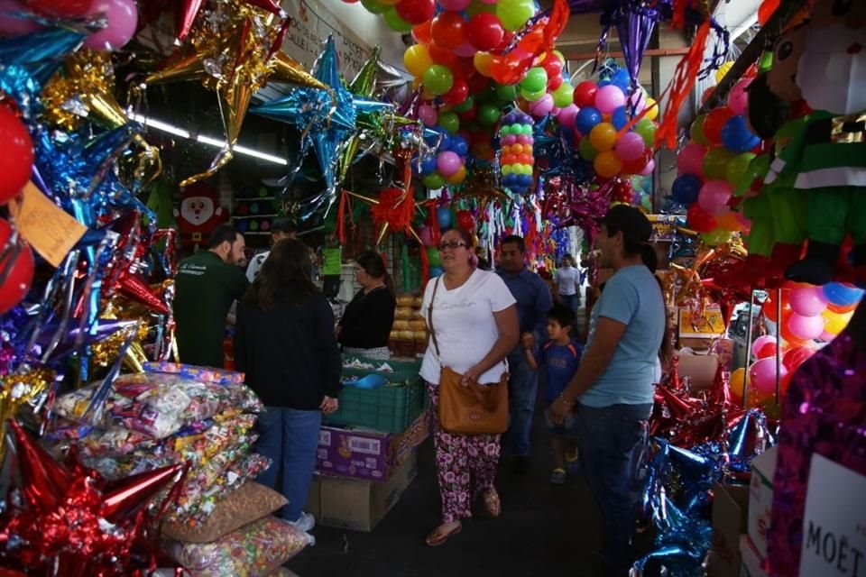 En el área de dulcerías se ofertan las piñatas, ya que hay muchas y de gran variedad para este 24 de diciembre.