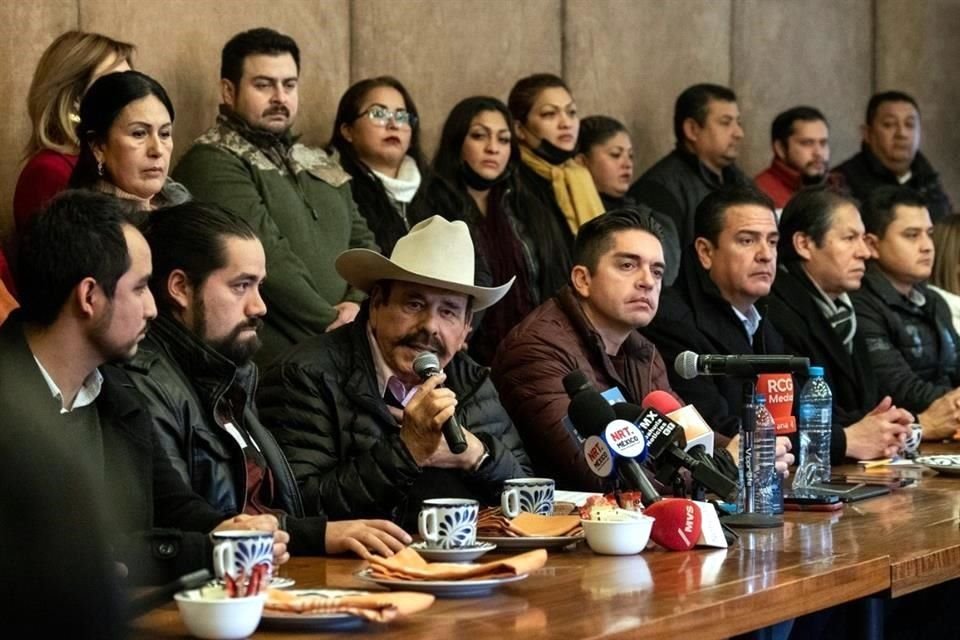 Armando Guadiana habla durante la rueda de prensa ofrecida hoy en Saltillo.