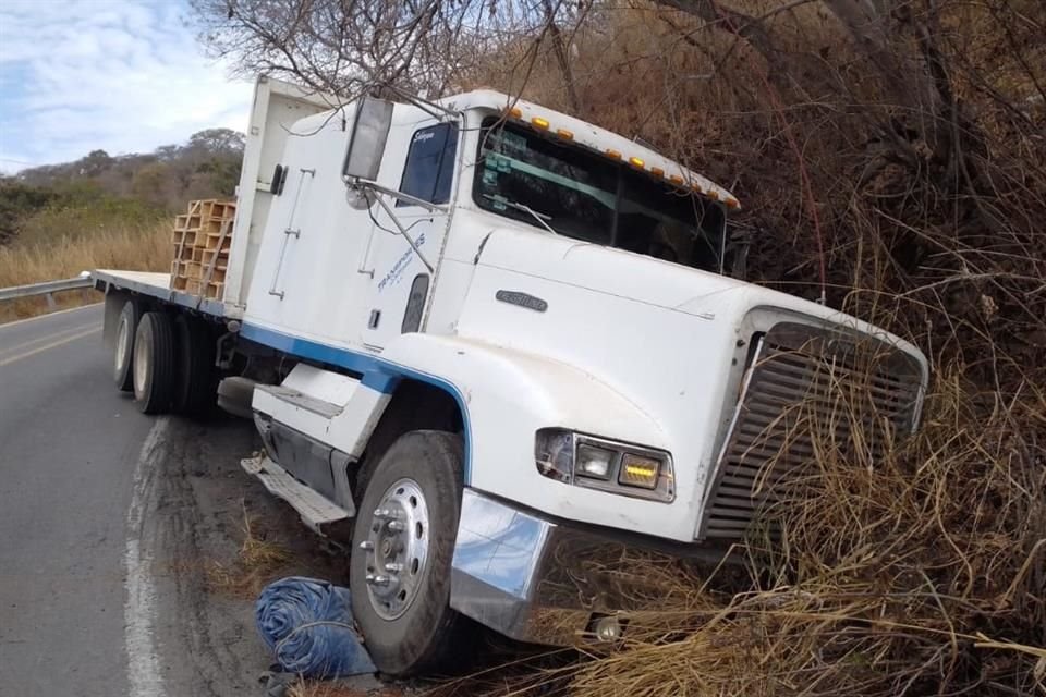 La motocicleta quedó justo debajo del tráiler.