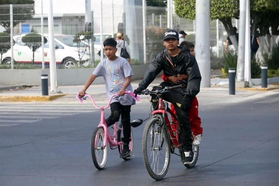 Pocas personas salen temprano y en el transcurso de la Vía RecreActiva que cayó en Navidad, pero entre los que asistieron, hubo niños que estrenaron los regalos que les dejó Santa.