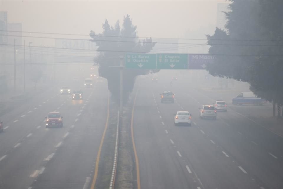 Contaminación atmosférica de Navidad en Carretera a Chapala, antes de Periférico; pocos autos circulando.