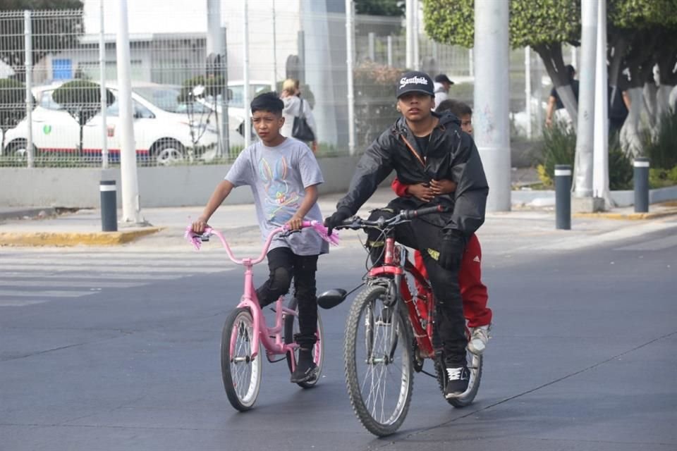 En compañía algunos niños salieron a jugar con sus nuevos regalos.