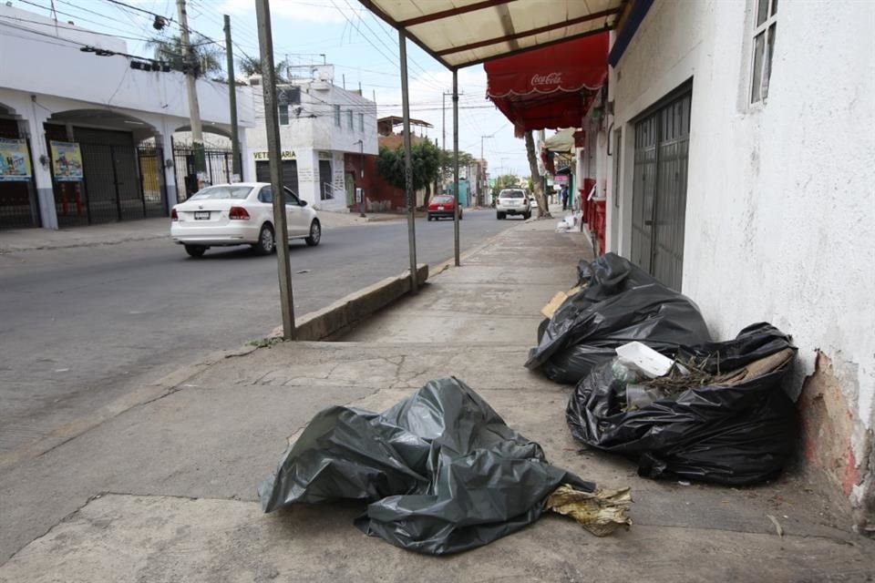 Basura en distintos puntos de la Calle Emiliano Zapata, cercano a la Calle Alberca, en la Colonia La Alberca, en Tonalá.