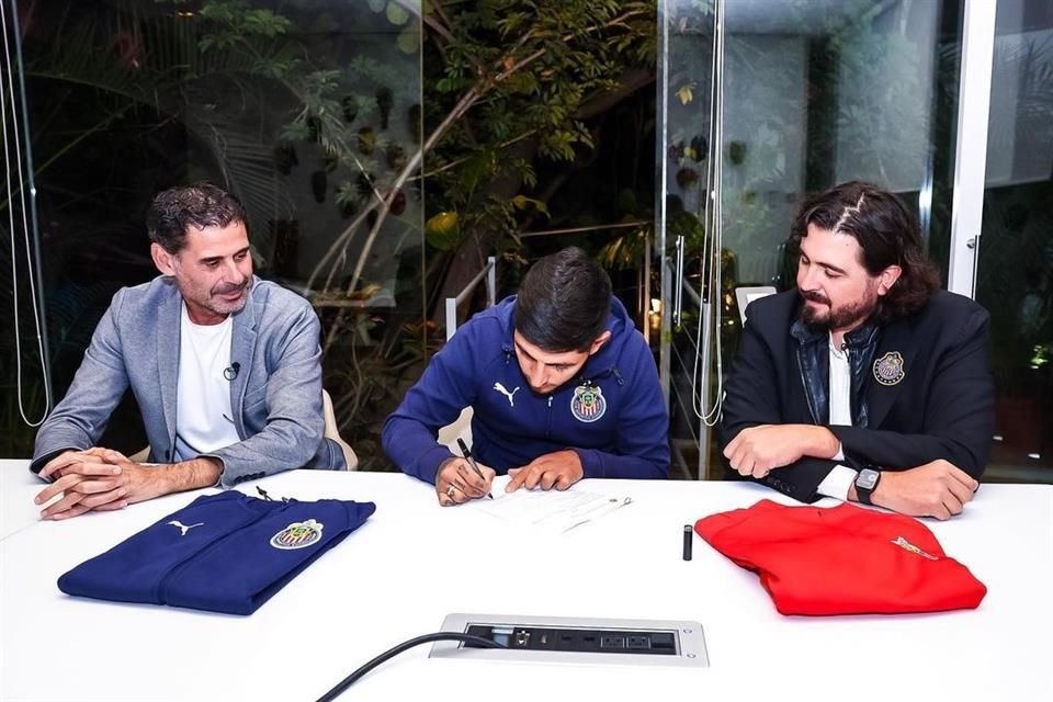 Víctor 'Pocho' Guzmán firmó su contrato como jugador de las Chivas.