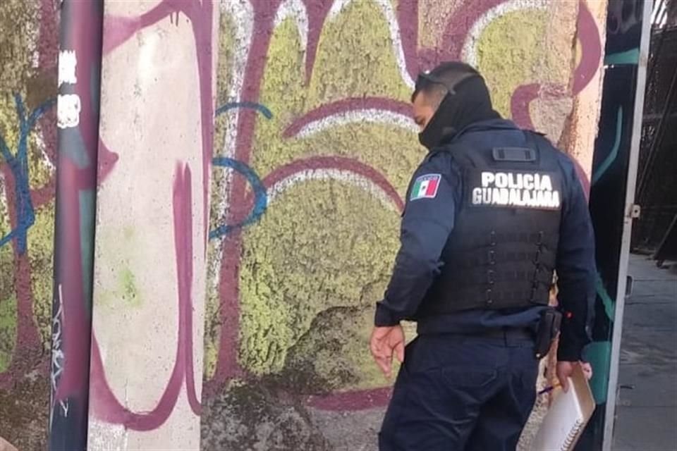 Uno de los cadáveres fue dejado dentro de una caja y medianamente embolsado, cerca del cruce de la Calle Industria y la Calzada Independencia en la Colonia San Juan de Dios.