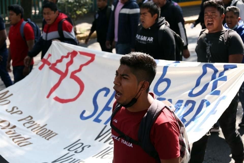 Jóvenes estudiantes marcharon junto con los familiares de los 43.