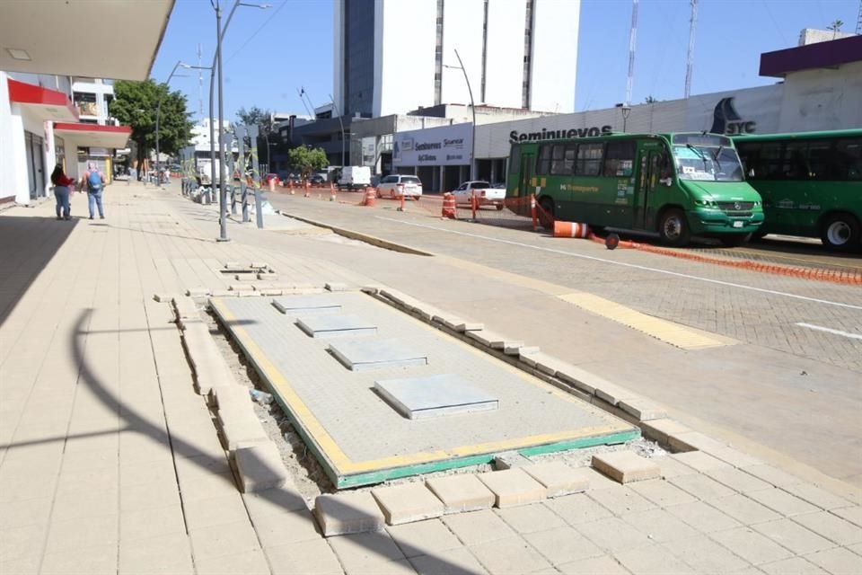 Por la zona de Montenegro las banquetas no están terminadas ni la vía está balizada.