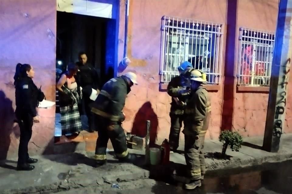 Un hombre murió durante la madrugada de este martes luego de un incendio en la vecindad en la que dormía en la Colonia San Juan de Dios.