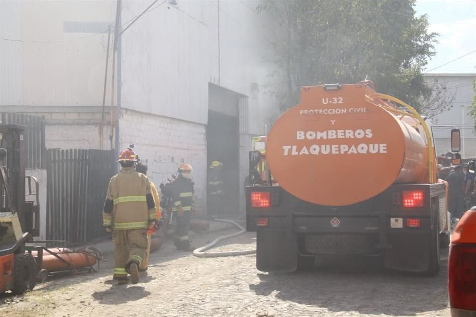 El incendio en una fábrica de frituras ocasionó una fuerte movilización de bomberos y autoridades.