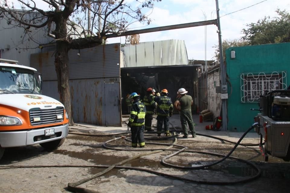 El incendio en una fábrica de frituras ocasionó una fuerte movilización de bomberos y autoridades.