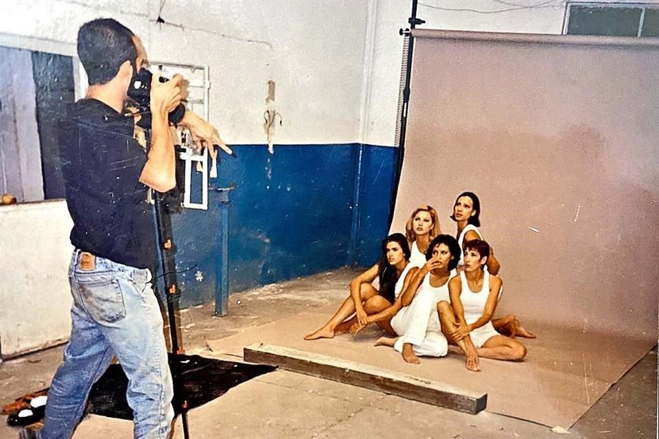 Se muestra el backstage de muchas sesiones de fotos.