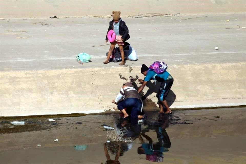 Una familia nicaragüense cruza el río Bravo desde Ciudad Juárez, estado de Chihuahua, México.