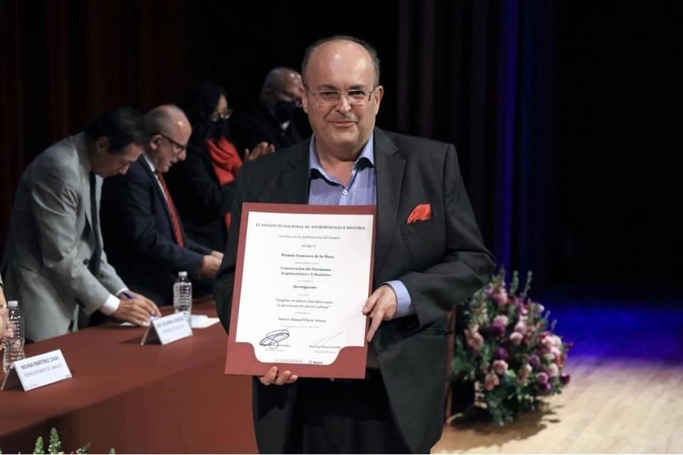 El académico de origen catalán, Martín Manuel Checa Artasu, ganó el Premio Francisco de la Maza 2022 por un libro de arquitectura neogótica.