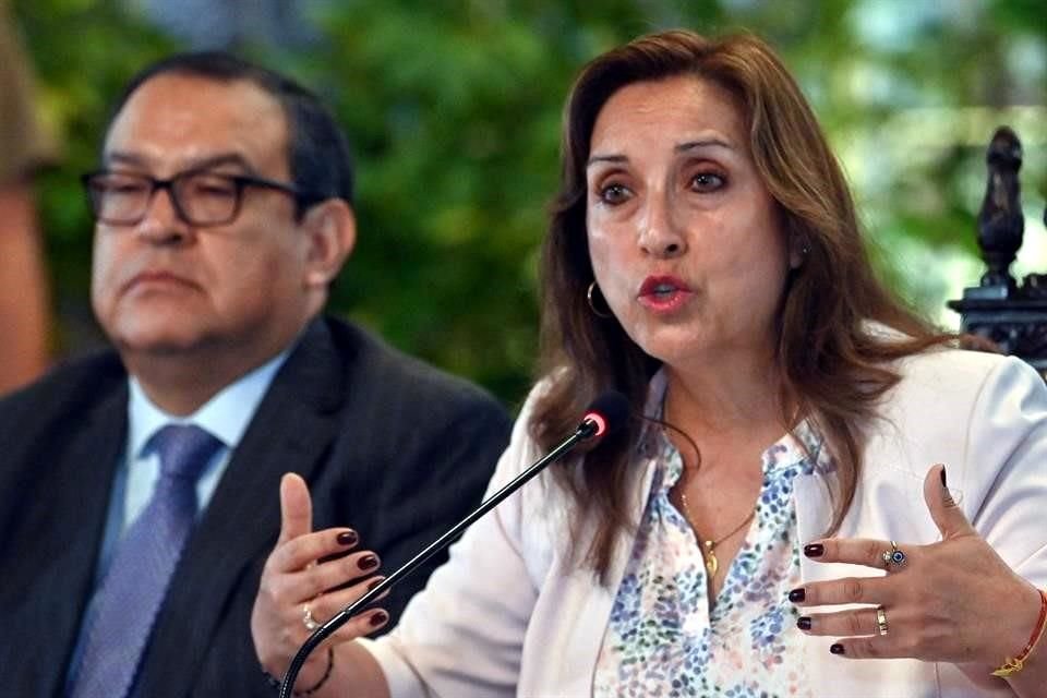 La Presidenta Dina Boluarte junto al jefe de su equipo ministerial, Alberto Otarola, durante una conferencia de prensa con miembros de la prensa extranjera en el Palacio de Gobierno.