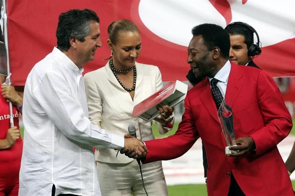 Directivos de Chivas saludaron a Pelé en 2008, durante el partido del cuadro tapatío contra Santos de Brasil, de la Copa Libertadores 2008.