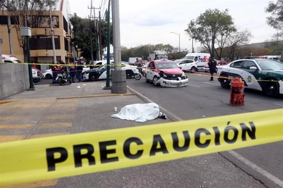 Una mujer que viajaba como acompañante en una motocicleta murio luego de chocar contra un taxi