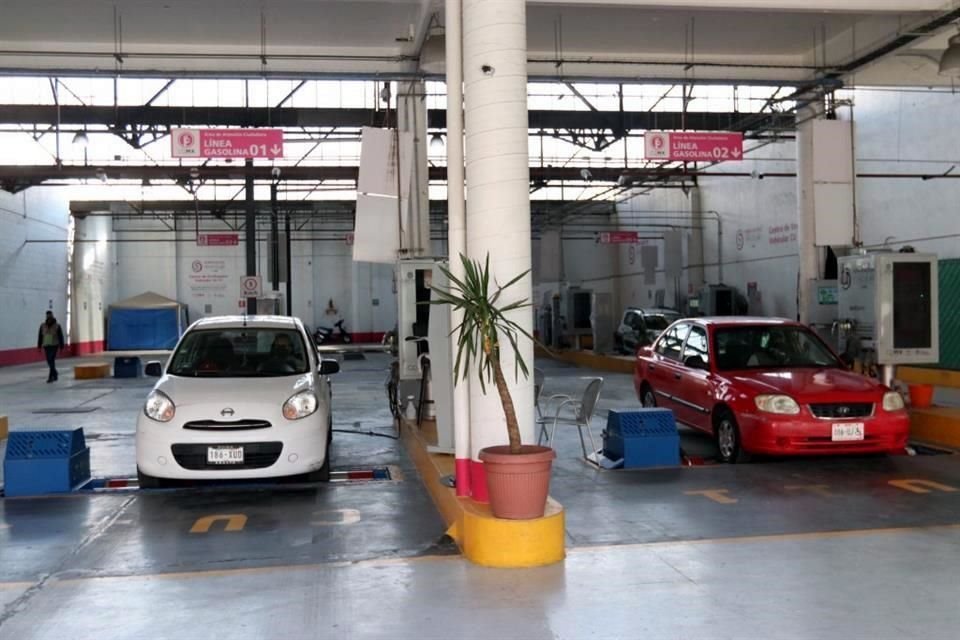 'Esta Secretaría pide a las y los propietarios o legales poseedores de automotores matriculados en la Ciudad de México tomar las precauciones necesarias ante la suspensión de actividades de estos días', indicó.