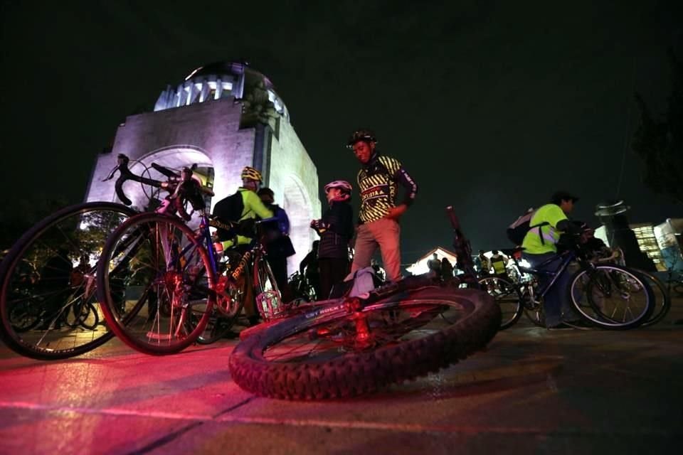 Ciclistas se reunieron en el Monumento a la Revolución para realizar la Rodada de los Deseos y pedir se detengan atropellamientos.