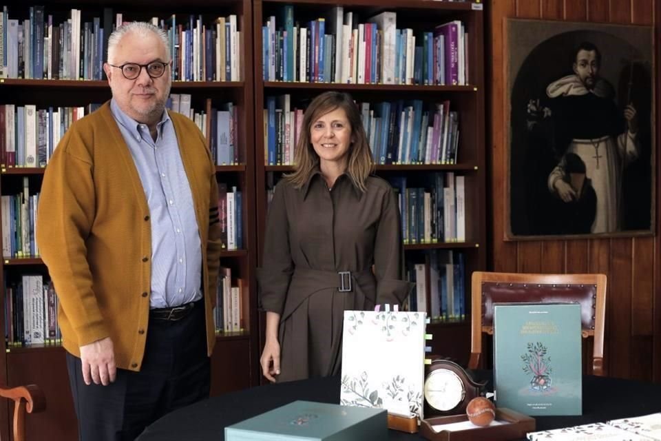 El Dr. Germán Fajardo, director de la Facultad de Medicina de la UNAM, y Nuria Galland, editora,  entregaron una copia del libro a la Biblioteca Vaticana en Ciudad del Vaticano.