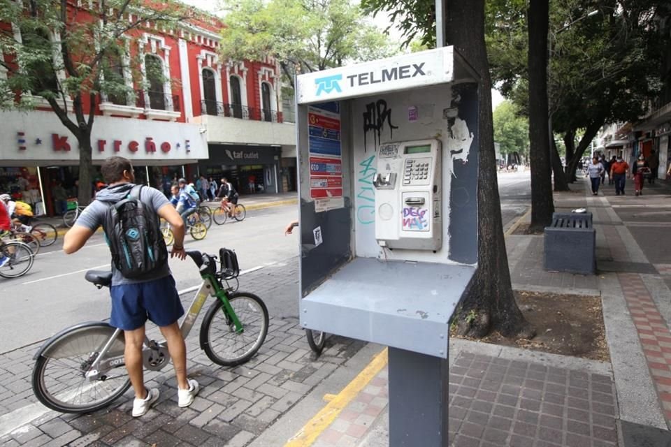 Las casetas vandalizadas son comunes, como ésta de Avenida Juárez, casi esquina con Donato Guerra.