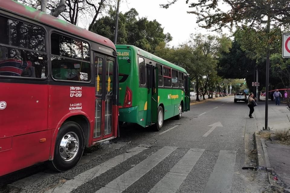 Un choque entre los camiones de las rutas 231 y 636 A en Avenida Circunvalación y Avenida Alcalde dejó tres lesionados, de los cuales uno es menor.