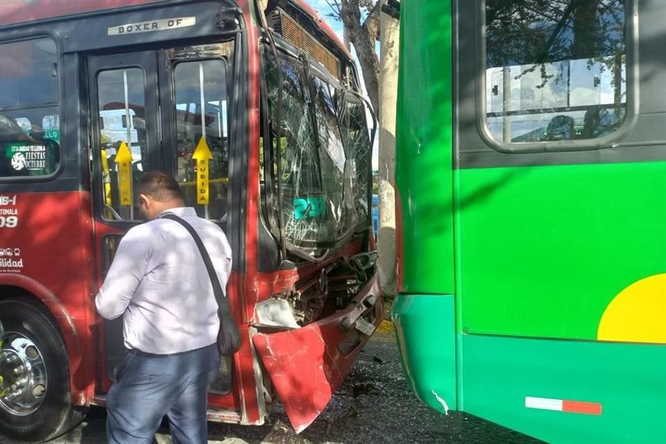 Un choque entre los camiones de las rutas 231 y 636 A en Avenida Circunvalación y Avenida Alcalde dejó tres lesionados, de los cuales uno es menor.