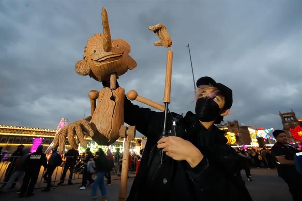 Los asistentes que acudieron al Zócalo capitalino para ver 'Pinocho' de Guillermo del Toro quedaron asombrados por los giros de la historia.