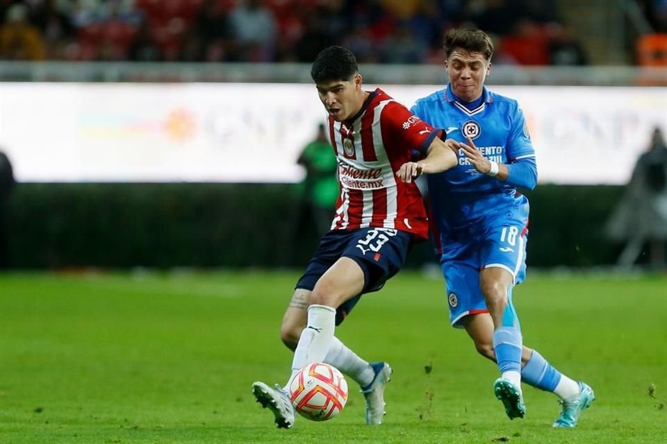 Veljko Paunovic envió a sus mejores hombres, pero las Chivas no pudieron con el Cruz Azul y cayeron 2-0 en la FInal de la Copa por México.