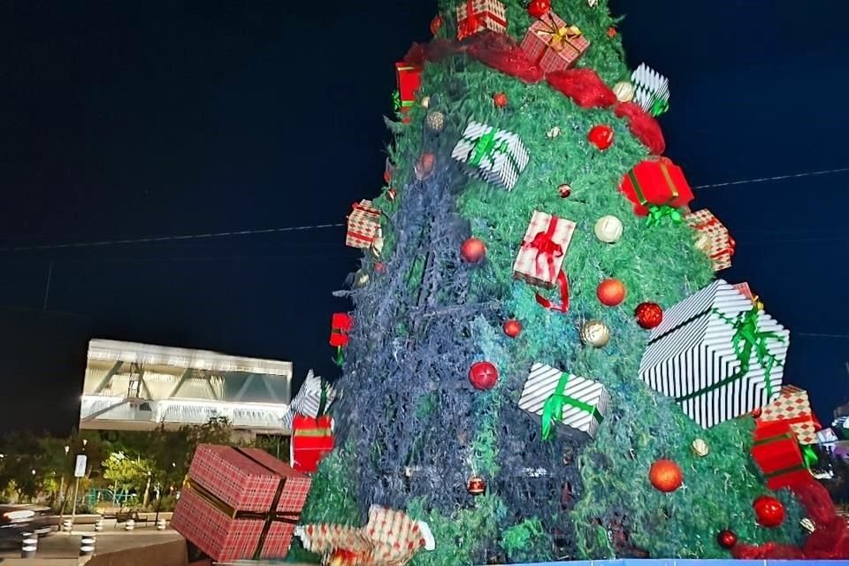 Un hombre bajo aparente influjo de sustancias tóxicas quemó el árbol navideño instalado frente a los Arcos de Zapopan y fue detenido.