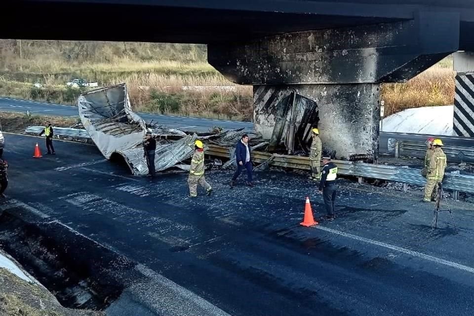 Carbonizado fue encontrado a bordo de su tráiler un conductor luego de que la unidad chocó y se incendió en la Carretera a Morelia, a la altura de Acatlán de Juárez.