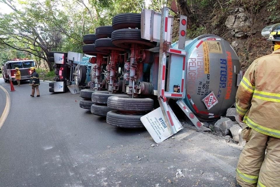 Una pipa cargada con turbosina volcó en la Carretera Federal 200, que va del poblado de Las Varas a Puerto Vallarta, en Nayarit.