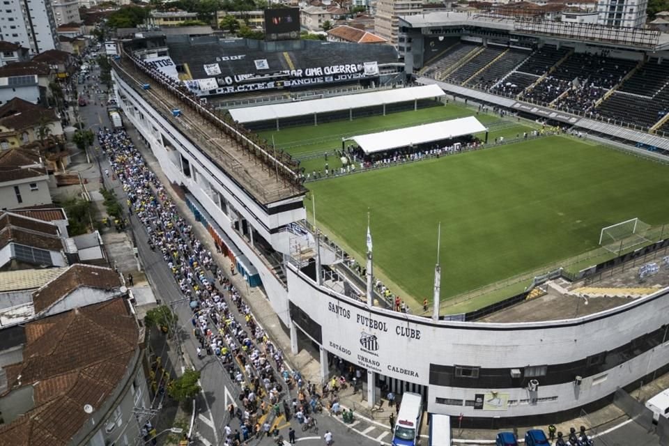 Miles de aficionados rindieron homenaje a Pelé en una procesión solemne ante su féretro en el estadio del Santos.