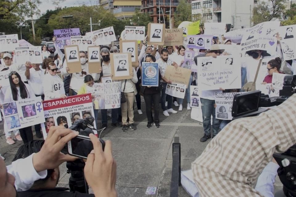 Alrededor de 150 vecinos de Colotlán se manifestaron en la Glorieta de las y los Desaparecidos, en Guadalajara, y suplicaron la intervención del Gobierno federal.