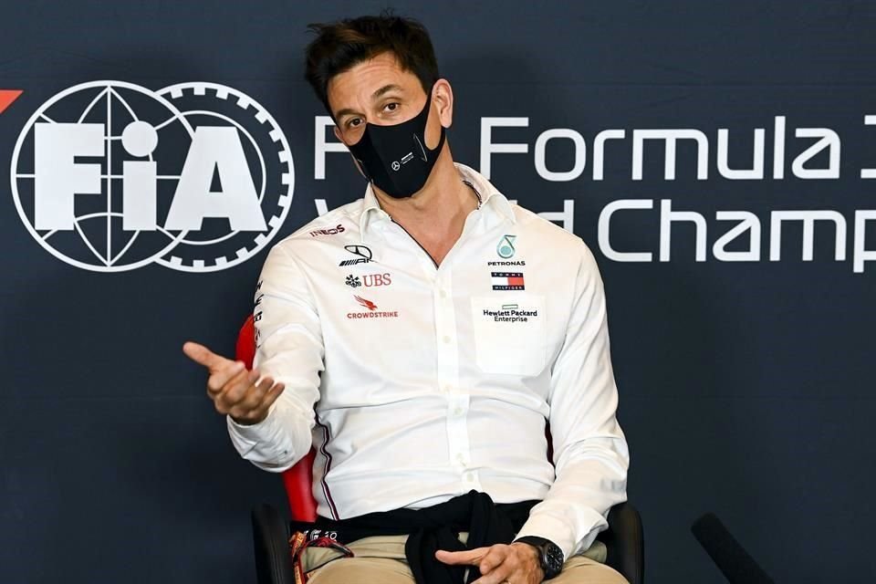 Toto Wolff, jefe de equipo de las 'flechas plateadas', se limitó a decir que su próximo monoplaza está lleno de sorpresas.