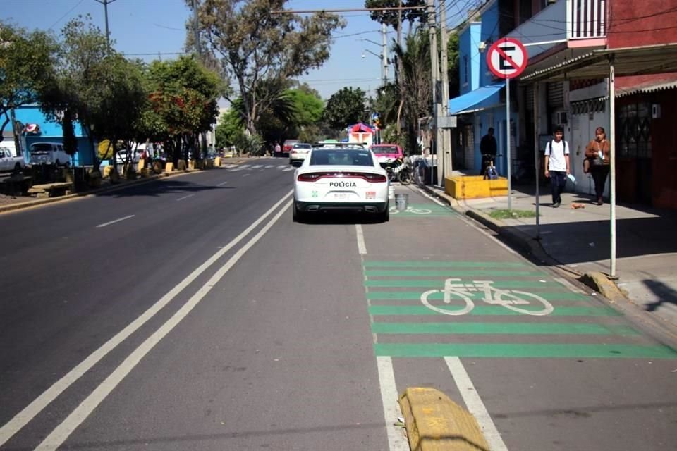 Automovilistas, comerciantes y hasta patrullas de la policía capitalina, invaden la ciclovía.