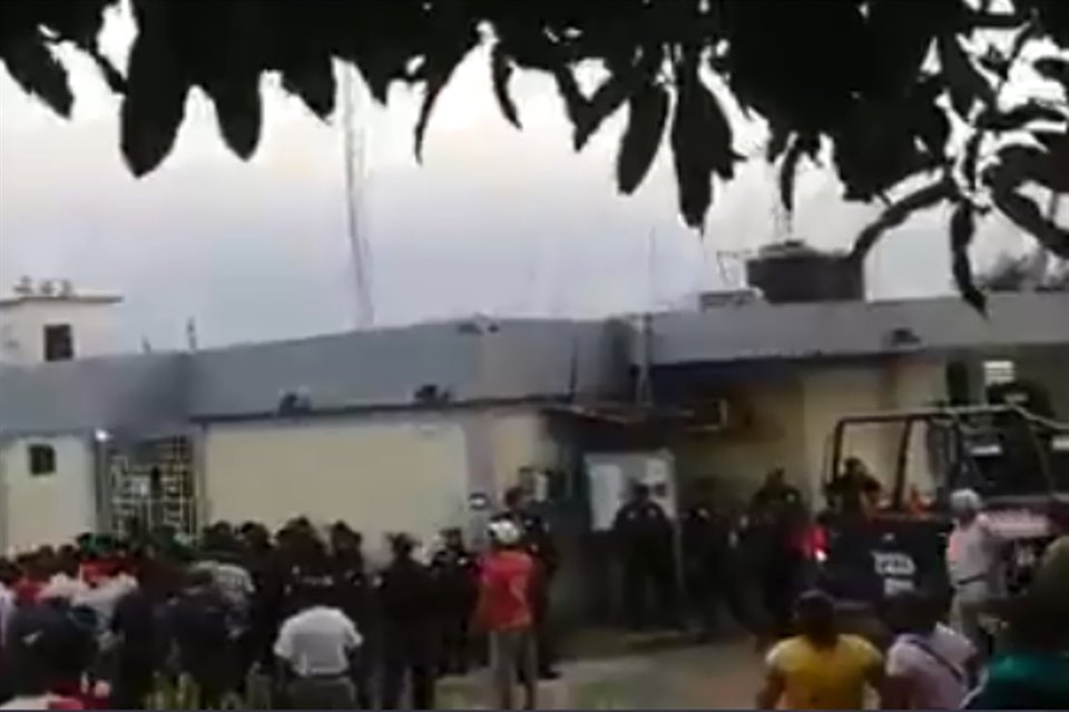 Habitantes del Municipio Juárez, Chiapas, protestaron que no han recibido el pago que Bienestar prometió a damnificados de tormenta Karl por lo que vandalizaron el Ayuntamiento.