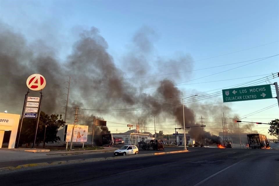 Vehículos quemados en Culiacán.