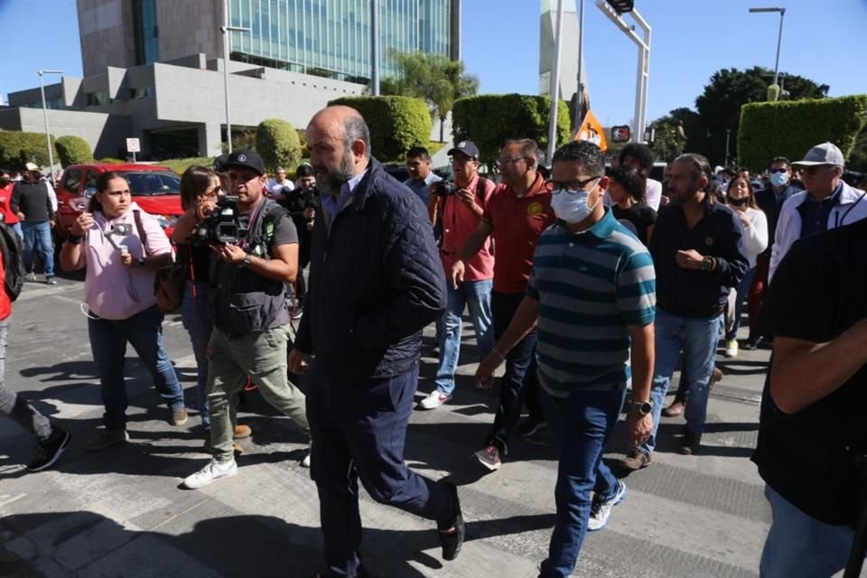 La Universidad de Guadalajara marcha en apoyo a Javier Armenta, ex presidente de la FEU que ha acusado al Gobernador Enrique Alfaro de persecución política.