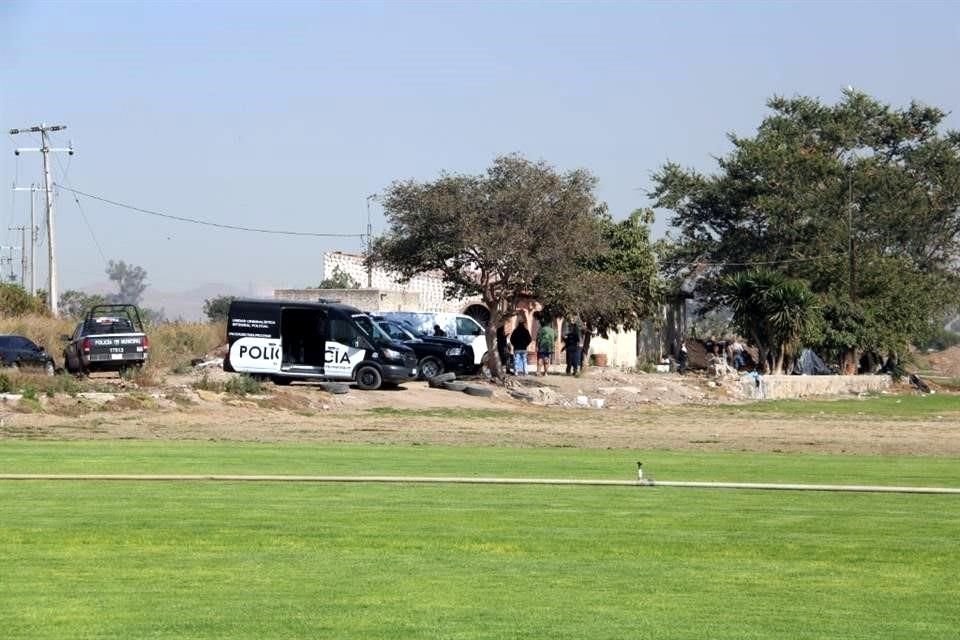 Al llegar a regar pasto sintético, el trabajador de un rancho en la Calera, Tlaquepaque, encontró el cuerpo de un hombre que fue asesinado.