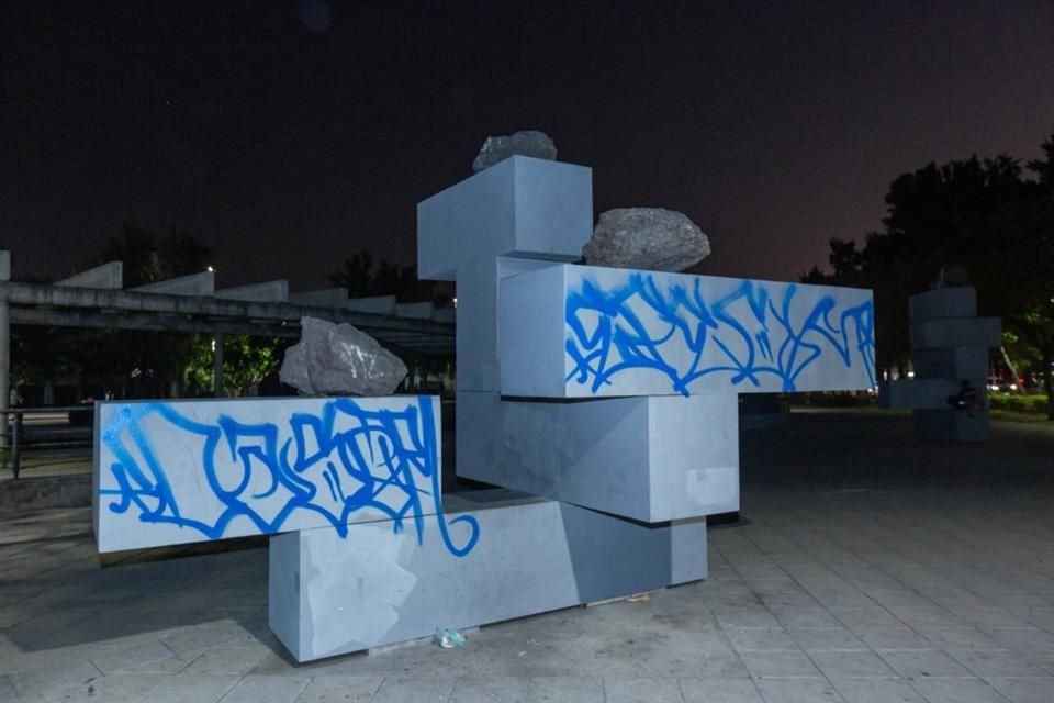 El Conjunto Escultórico, de Jose Dávila, que se montó en el Parque San Jacinto, luce en malas condiciones.