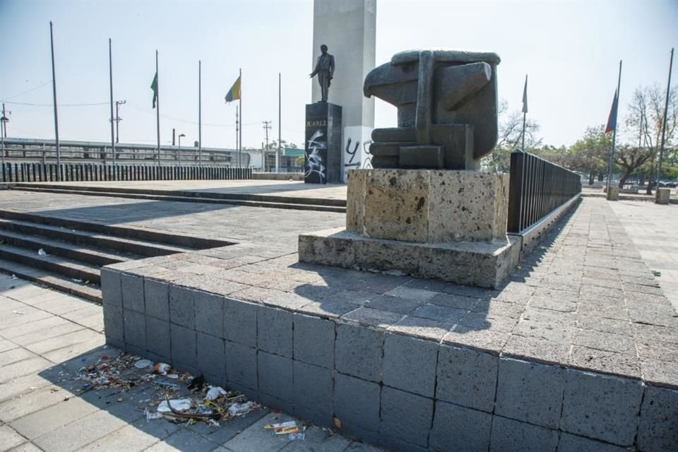 El descuido del arte público es evidente en lugares como la Plaza Juárez, donde las esculturas están vandalizadas.