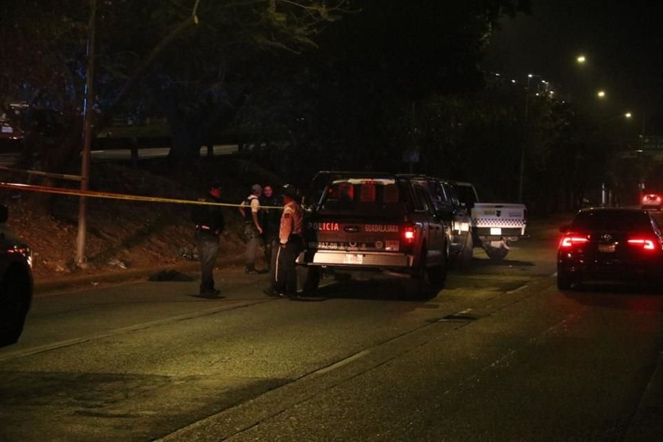 Un motociclista perdió la vida luego de ser embestido presuntamente por el conductor de un tráiler, cuando circulaba la noche del jueves en calles de Colón Industrial, en Guadalajara.