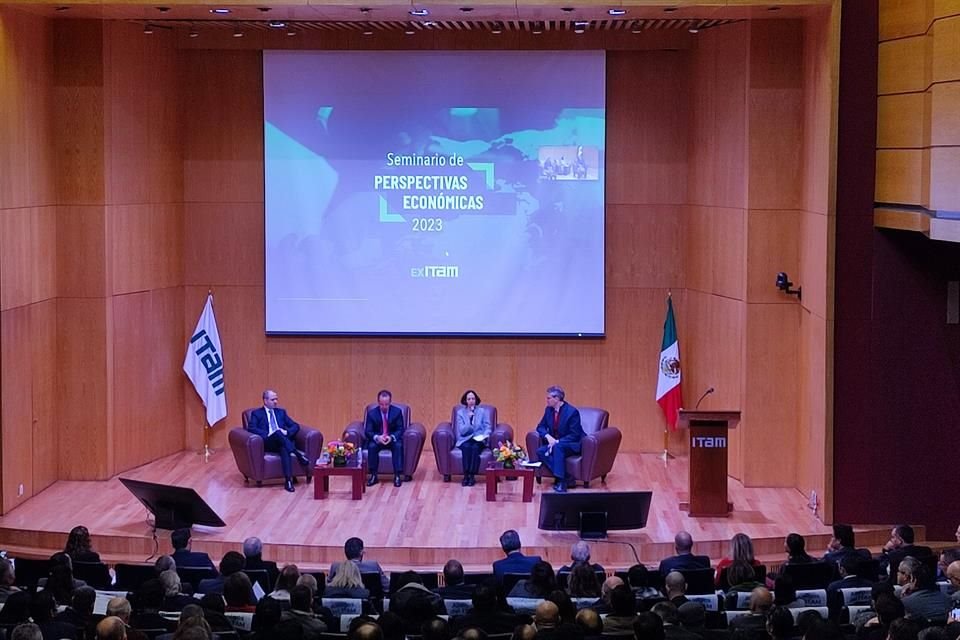 Alejandrina Salcedo, del Banco de México; Alonso Cervera, de Credit Suisse; y Ernesto Revilla, de Citigroup, participaron en el Seminario de Perspectivas Económicas 2023 del ITAM.