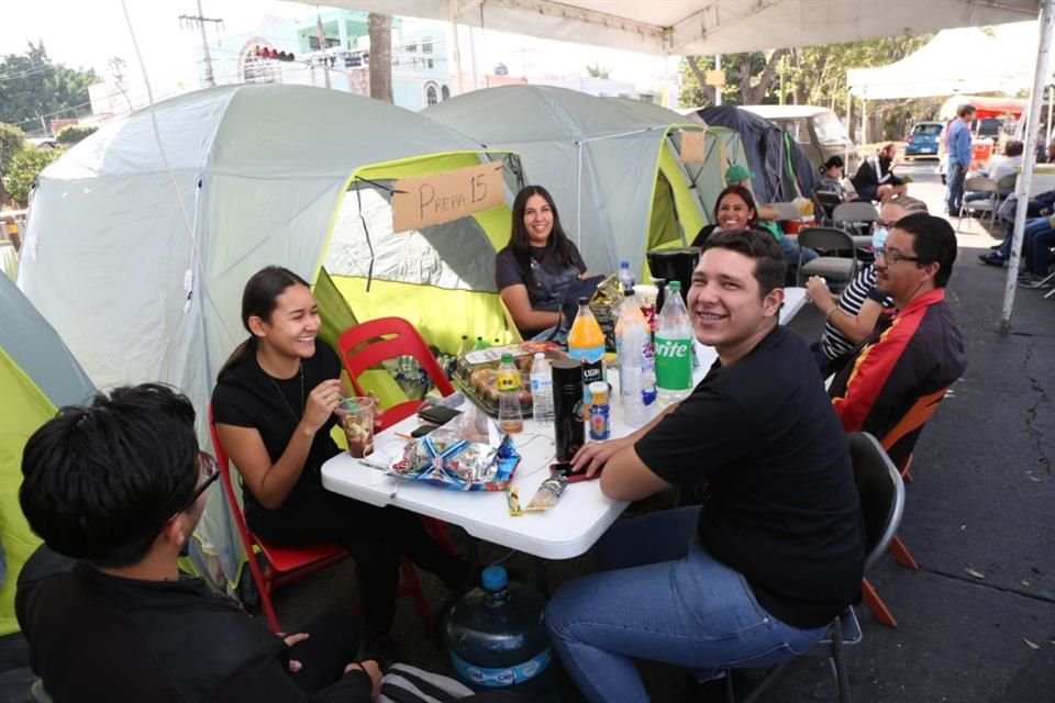 El campamento en protesta por la detención de estudiantes de la FEU, tomó los dos carriles oriente-poniente de la Avenida Manuel Acuña.