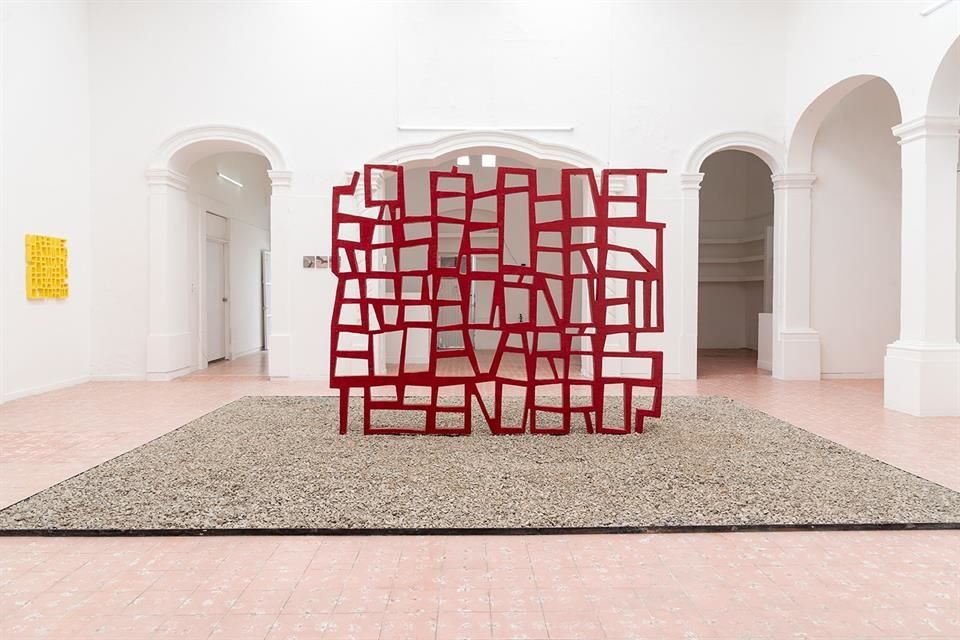 Pieza que forma parte de la exposición '¿Qué hay detrás de la reja?' de Aldo Alvarez Tostado en la galería Guadalajara 90210.