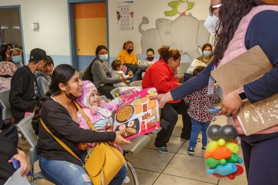 Entrega de juguetes a niños del Hospital civil nuevo por parte de la asociación civil Galilea 2000.