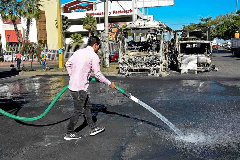 Tras la captura de Ovidio Guzmán, pobladores salieron a limpiar las calles de Culiacán y procurar regresar a sus actividades.