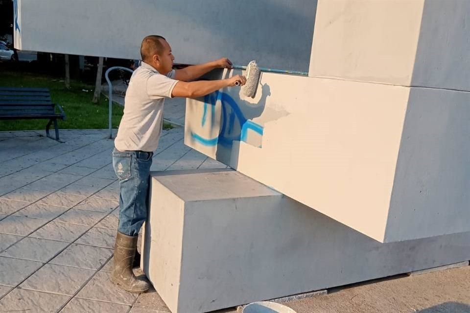 El monumento a Juárez en la Plaza del mismo nombre y Conjunto escultórico de Jose Dávila recibieron mantenimiento y limpieza.